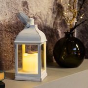Декоративный фонарь со свечкой, белый корпус, размер 10.5х10.5х22,35 см, цвет ТЕПЛЫЙ БЕЛЫЙ | Фото 1