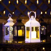 Декоративный фонарь со свечкой, белый корпус, размер 10.5х10.5х22,35 см, цвет ТЕПЛЫЙ БЕЛЫЙ | Фото 2