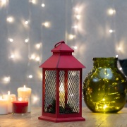 Декоративный фонарь со свечкой, красный корпус, размер 13.5х13.5х30,5 см, цвет ТЕПЛЫЙ БЕЛЫЙ | Фото 1