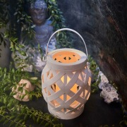 Декоративный фонарь со свечкой, плетеный корпус, белый, размер 14х14х16,5 см, цвет теплый белый | Фото 1