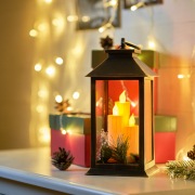 Декоративный фонарь со свечкой и шишкой, бронзовый корпус, размер 14x14x27 см, цвет теплый белый | Фото 1