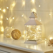 Декоративный фонарь с росой, белый корпус, размер 10,7х10,7х23,5 см, цвет теплый белый | Фото 1