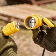 Розетка переносная влагозащищенная с крышкой, с/з, 16 А, IP44, каучук желтая REXANT | Фото 1
